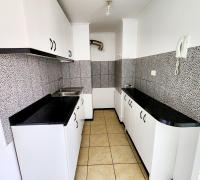 Amplia cocina con muebles y cerámica en muros