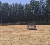 La parcela a la venta tiene cerco en todo su perímetro, portón de madera y fierro