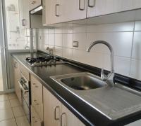 cocina amoblada y equipada encimera y horno