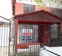Casa de dos pisos, con protecciones en todas sus ventanas y puerta principal.  De contruccion solida, año 1994, consta de 48 m2 construidos.  Tambien cuenta con acceso vehicular hacia un amplio patio lo que da un total de 196m2 de terreno.  Cuenta con un cobertizo en su entrada principal.