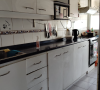Amplia cocina remodelada, con loggia separada capacidad para lavadora y secadora.