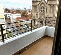 Balcon con vista panorámica, se aprecia la calle Manuel Montt  y la Parroquia Jesus Nazareno