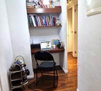 Rincón de estudio y/o trabajo con escritorio empotrado mas repisas