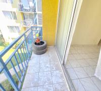 Balcón con vista a jardines del condominio
