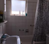 SALA DE BAÑO Y TINA CON REBAJE PARA ADULTO