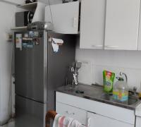 OTRA VISTA DE LA COCINA REFRIGERADOR Y MUEBLE DE COCINA