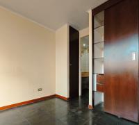 dormitorio en suite y closet