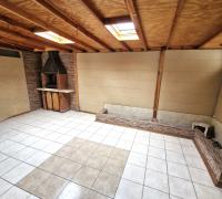 Rincón del quincho dentro del patio techado