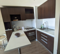 Cocina encimera eléctrica  y muebles empotrados