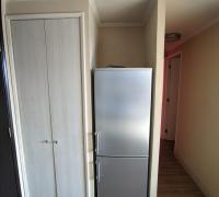 estante empotrado y refrigerador incluido en la venta
