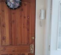 Un Reloj detrás de La puerta de Entrada.