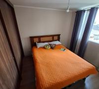 Dormitorio con baño en suite