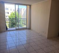 Living comedor con vista a jardines del condominio