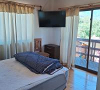 dormitorio segundo piso con balcón y baño en suite