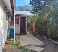 vista desde la bodega a baño exterior más pieza de lavado y servicio