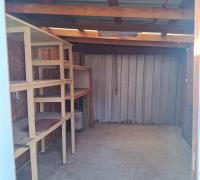 Bodega con estantería