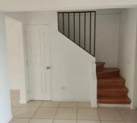 Puerta baño visitas, escalera a segundo piso