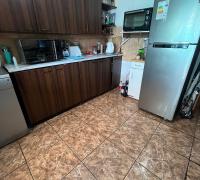 Cocina amplia con salida al patio trasero
