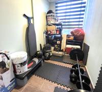 Dormitorio con closet incluido.