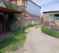 Entrada hacia el terreno con una capacidad de 15 autos estacionados. Es el espacio de 2 terrenos juntos.