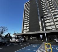 Condominio con centro comercial en acceso