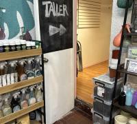 Puerta de acceso al local que lo hace ideal para activdades de peluqueria, barberia o bodega