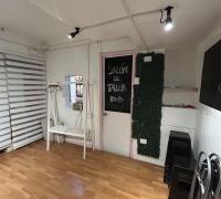Interior del local que lo hace acogedor para actividades de belleza  o similares