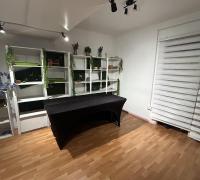 otra vista del interior donde se aprecia el piso flotante y el color blanco de sus paredes
