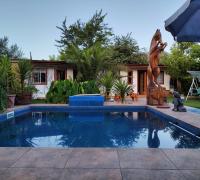 HERMOSA PISCINA EN PATIO TRASERO