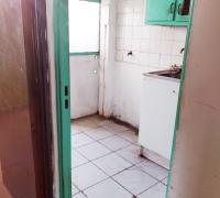 COCINA CON LOGIA QUE REQUIERE REMODELACION