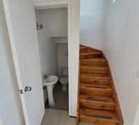 baño de visitas y acceso al segundo piso