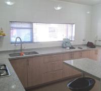Cocina amoblada, equipada y con mesa de comedor de diario