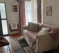 Linving espacioso que resalta el ingreso de luz natural por 2 vías