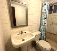 Primer baño al que se puede acceder desde el living y el primer dormitorio