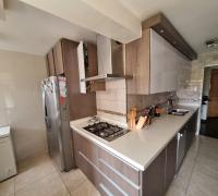 Logia incorporada en cocina.