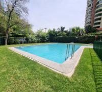 Piscina del edificio con grandes areas verdes...