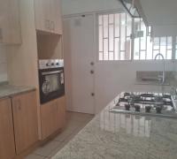 muebles renovados, encimera a gas y horno eléctrico