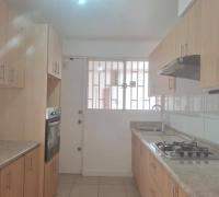 vista de la cocina con salida a la logia y patio de servicio