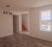 living comedor desde otra vista a la entrada de la cocina y escala al segundo piso