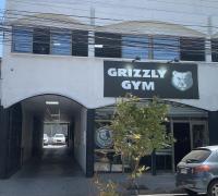 Frontis del local , con vista la estacionamiento 