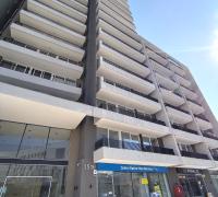 Entrada principal con comercio 