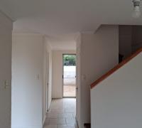 vista al comedor, escala y cocina