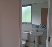 baño completo segundo piso, un baño primer piso