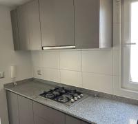 Cocina amoblada con encimera y campana