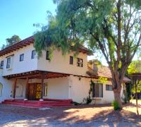 Fachada de la casa desde el acceso