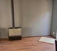 calefaccion por medio de calefactor a parafina en un departamento y en el otro a leña