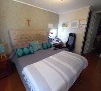 Dormitorio con baño en suite