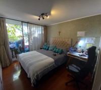 Dormitorio con baño en suite