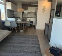 Disfruta de la eficiencia y el estilo en este departamento de 3D y 2B, diseñado para quienes valoran la conectividad y la vista al mar.