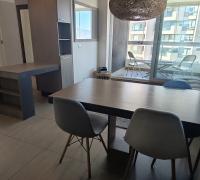 Cocina de Concepto Abierto: Equipada con un funcional mesón incorporado, ideal para desayunos o como zona de trabajo